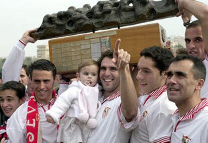 Los remeros del Sevilla celebran la victoria en ocho con timonel, ayer en el Guadalquivir.