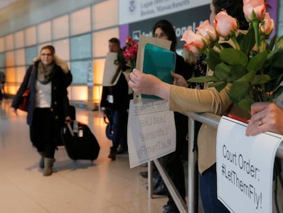 Manifestantes en contra del veto migratorio de Trump en el aeropuerto de Boston