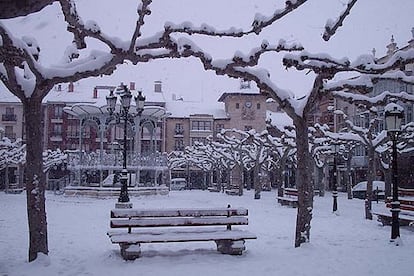 El temporal de nieve está afectando especialmente a toda la provincia de Burgos. La foto corresponde a la Plaza Mayor de Briviesca. (ÁNGEL FRANCISCO AGUINAGA DEL CAMPO)