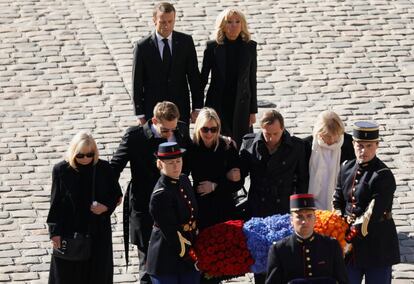 El presidente francés Emmanuel Macron y su mujer Brigitte Macron, acompañan a la familia del cantautor durante los actos de homenaje por el funeral.