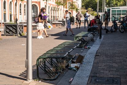 Salida de la boca de metro de Príncipe Pío con restos de basura por el suelo.