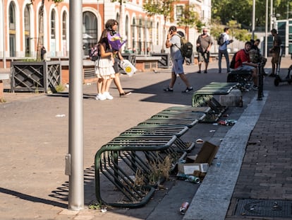 Salida de la boca de metro de Príncipe Pío con restos de basura por el suelo.