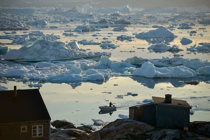Icebergs frente al pueblo de Tiniteqilaq, en Groenlandia.