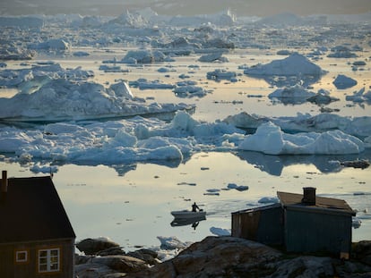 Icebergs frente al pueblo de Tiniteqilaq, en Groenlandia.
