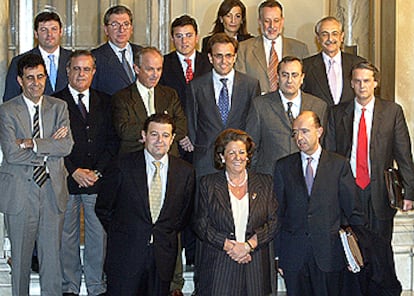Los miembros de Consorcio Valencia 2007 posan, ayer, en el Ayuntamiento de Valencia.