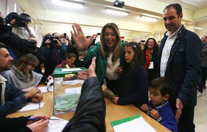La candidata socialista Susana Díaz saluda a uno de los integrantes de la mesa electoral en un colegio de Sevilla. 