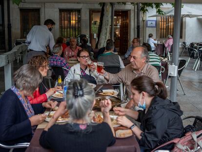 Un grupo de personas come en la terraza de un restaurante de Ourense, el miércoles.