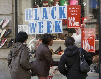 Hoy es el día en que oficialmente se da el pistoletazo de salida a las compras navideñas en Estados Unidos, donde los comercios ponen en oferta muchos de sus productos para incentivar el consumo en el inicio de la campaña de Navidad. En la imagen, varias personas miran los productos de una tienda que hace descuentos de sus productos en Madrid.