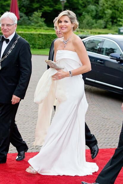 La reina Máxima de Holanda asistió a un concierto en Kaatsheuvel (Brabante) con este vaporoso y elegante vestido blanco.