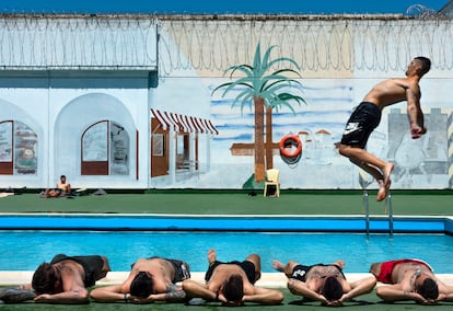 Un grupo de internos, una mañana de verano en la piscina de la prisión, a la que solo se accede por buen comportamiento y para terapias.