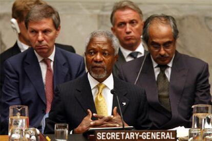 El secretario general de la ONU, Kofi Annan, tras la reunión con el Consejo General, donde ha pedido un alto el fuego en Líbano.
