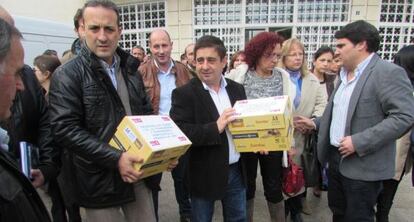Alcaldes socialistas durante la presentación de las firmas.