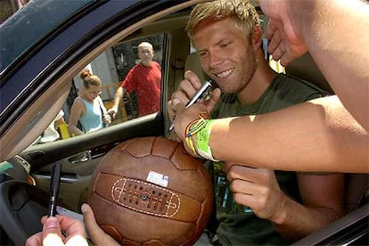 Eidur Gudjohnsen, el fichaje islandés del Barça, antes de firmar un balón de época.