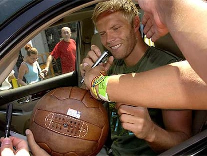 Eidur Gudjohnsen, el fichaje islandés del Barça, antes de firmar un balón de época.