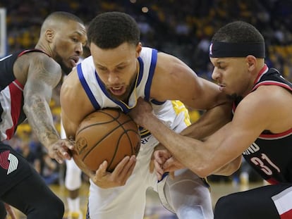 Stephen Curry, entre Lillard, y su hermano Seth.