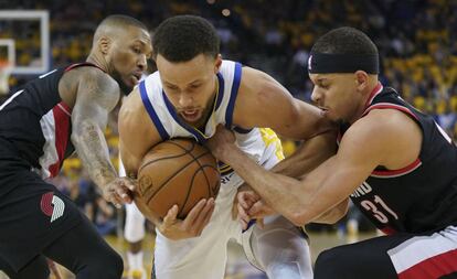 Stephen Curry, entre Lillard, y su hermano Seth.