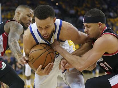 Stephen Curry, entre Lillard, y su hermano Seth.