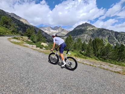 El triatleta Diego Méntrida subiendo un puerto de montaña en Cirque de Troumouse