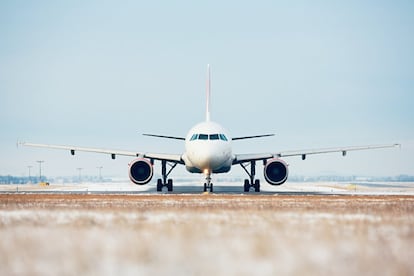 <p><strong>Quienes saben de esto empiezan buscando el billete de avión asequible</strong>. "Es mucho más sencillo encontrar ofertas en vuelos que en hoteles. Hay veces que el destino de nuestros viajes está basado en una buena oferta de vuelos", dice Regina Fernández Llata, del <em>blog</em> <a href="https://imanesdeviaje.com/" rel="nofollow" target="_blank">Imanesdeviaje</a>. De hecho, "si el vuelo sube demasiado de precio, se acabó la escapada", aclara Albert Serratacó, uno de los dos responsables de <a href="https://lostraveleros.com/" rel="nofollow" target="_blank">Los Traveleros</a>. Una vez tengamos el billete, "podremos elegir si gastar mucho o poco en el hotel", continúa Serratacó y añade que suele "haber opciones pensadas para ahorrar, como Airbnb". </p> <p>Y para encontrar un "chollo" en los vuelos es importante conocer dónde cazarlos. Para Serratacó, Skyscanner es el mayor aliado: "Este buscador da la opción de poner el aeropuerto de salida y 'cualquier lugar' como destino. Introduces las fechas que te vayan bien y aparece la lista de destinos ordenados por precio". Esta página también es la favorita de Tamara Seoane, editora del <em>blog</em> <a href="https://www.mochiadictos.com/" rel="nofollow" target="_blank">Mochiadictos</a>, que indica que "tampoco hay que poner una fecha concreta. Puedes seleccionar todo el mes y así encuentras el día más barato para volar". Pero este no es el único buscador. Regina Fernández Llata usa ortos como Momondo o Kayak: "Hay todo un mundo de oportunidades económicas en este tipo de buscadores". Es <strong>solo cuestión de dedicarle tiempo</strong>.</p>