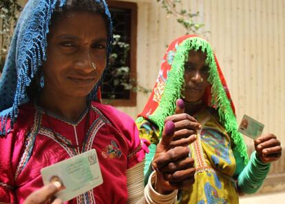 Varias mujeres muestran sus pulgados marcados tras votar en las elecciones generales en un centro electoral de Hyderabad, Pakistán, el 25 de julio del 2018.