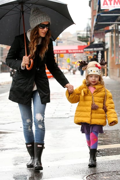 Sarah Jessica Parker y su lado más maternal. La actriz esta semana se deja los tacones en el vestidor apostando por unas Hunter para un día de lluvia con su pequeña.