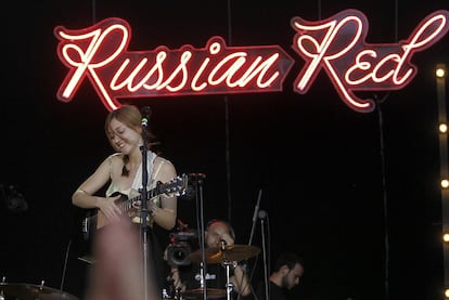 Russian Red actuando en la edición de 2011 del Festival de Benicàssim. 