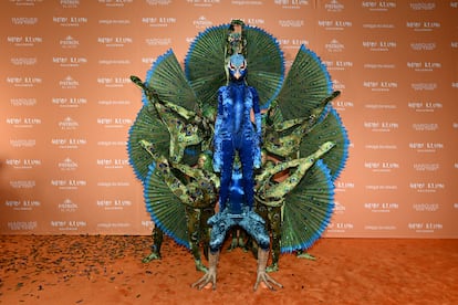 When she arrived at the party, Klum climbed on top of one of the dancers to make the peacock look even bigger. The dancers moved the feathers to make the costume come alive.