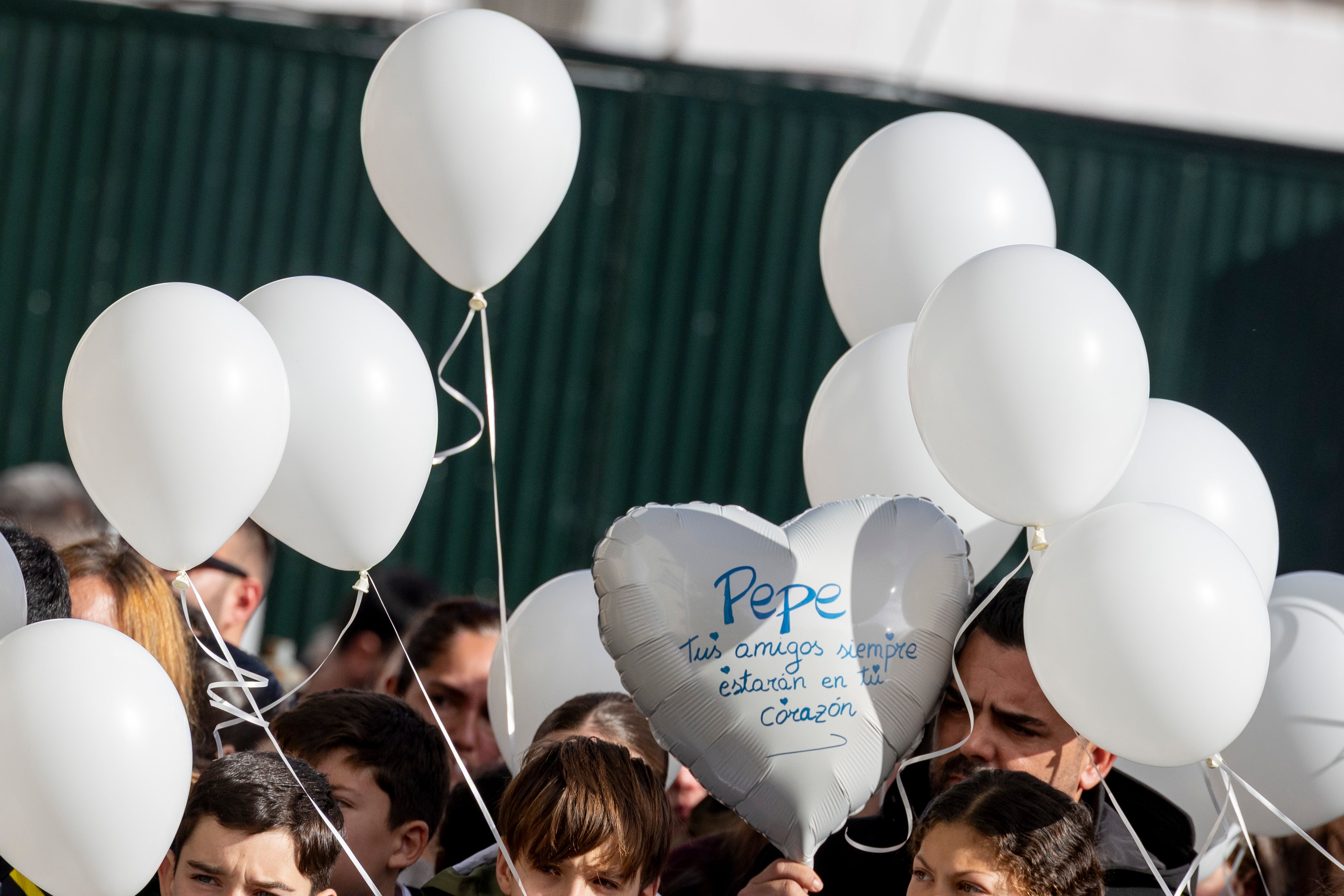 Globos en recuerdo de Pepe Zamorano hijo, fallecido con 12 años en el accidente, en el funeral en la localidad onubense de Aljaraque. 