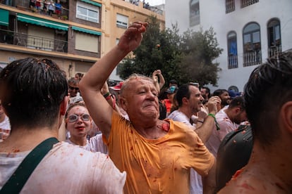 Un hombre participa en la Tomatina, este miércoles el Buñol.