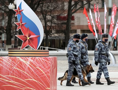 Miembros de la guardia nacional caminan frente a un emblema conmemorativo por el 75 aniversario de la victoria de la URSS sobre los nazis, este jueves en Kaliningrado.