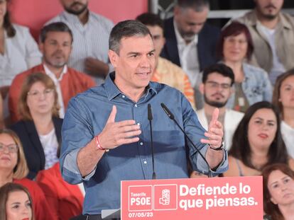 El presidente del Gobierno, Pedro Sánchez, interviene en un acto de precampaña del Partido Socialista, en Santa Cruz de Tenerife, este lunes.