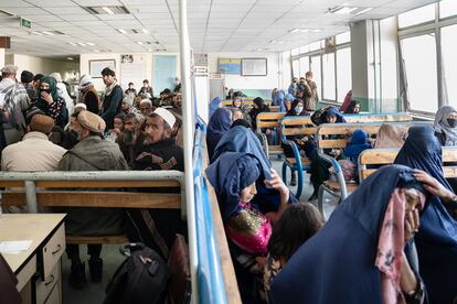 Una abarrotada sala de espera de Oncología, en el hospital Jamhuriat de Kabul el pasado mes de marzo.