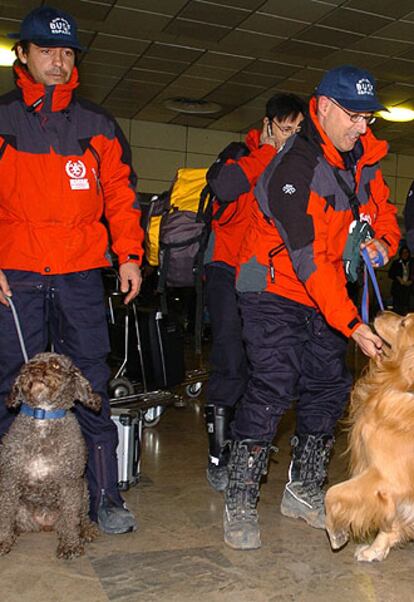 Voluntarios de Bomberos Unidos sin Fronteras parten de Madrid hacia Sri Lanka.