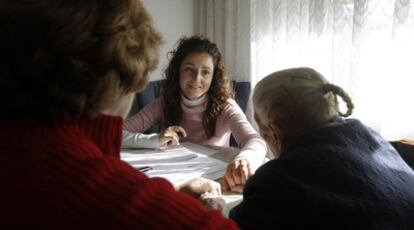 Clara Isabel Riesgo, trabajadora social en Cuéllar (Segovia), atiende a una persona mayor.