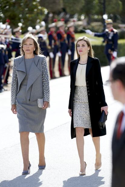 Para la ocasión, doña Letizia vistió un vestido beige y negro de la firma OKY COKY. Mientras que Clemencia Rodríguez lució un vestido gris y chaqueta a juego con unas pequeñas perlas incrustadas a modo de decoración.