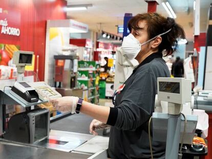 Empleada con mascarilla en un supermercado Dia.