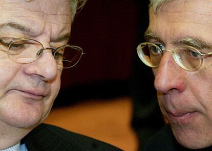 Los ministros de Exteriores alemán, Joschka Fischer, y británico, Jack Straw, en Bruselas.