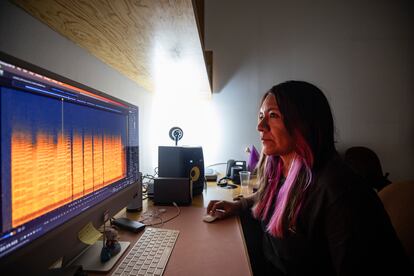 Ruth López, asistente de procesos digitales, trabajando en la corrección de sonido.