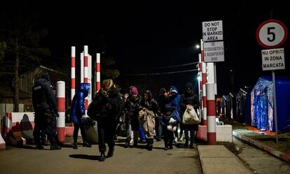 En la imagen, refugiados ucranios llegan al paso fronterizo de Siret entre Ucrania y Rumania.