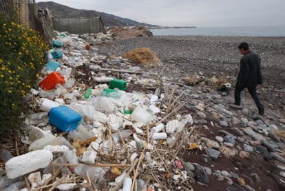 Envases de plástico acumulados en una playa granadina a principios del año pasado, algunos de productos fitosanitarios tóxicos.