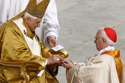 Antonio Cañizares, hasta ahora arzobispo de Toledo, recibe de manos del Papa Benedicto XVI el anillo cardenalicio.