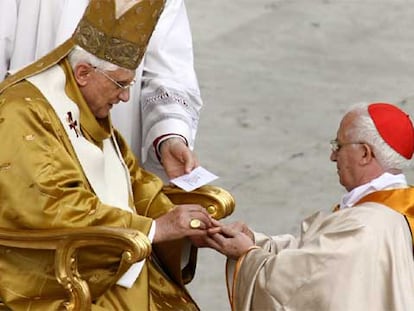Antonio Cañizares, hasta ahora arzobispo de Toledo, recibe de manos del Papa Benedicto XVI el anillo cardenalicio.