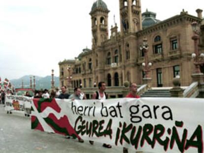 Un centenar de personas ha participado hoy en una concentración convocada por Batasuna en San Sebastián, para protestar por la presencia de la bandera española en las fiestas de Semana Grande.