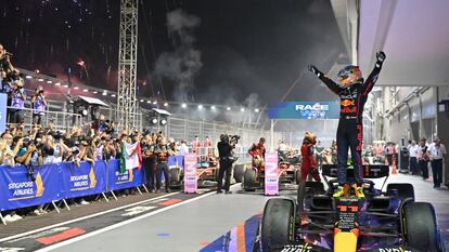 Checo Pérez ganó una carrera que fue pospuesta una hora por la lluvia.