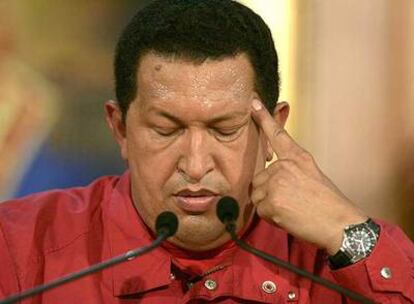 Hugo Chávez, sudoroso y gesticulante, durante la conferencia de prensa en la que aceptó su derrota en el referéndum celebrado en Venezuela.