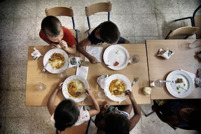 Youngsters at a school in Seville eating lunch during one of the summer courses set up to battle malnutrition.