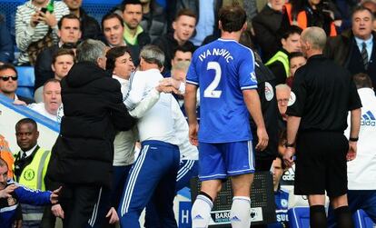Ruiz Faria encarándose con el árbitro Mike Dean, con Mourinho a su espalda durante el partido contra el Sunderland