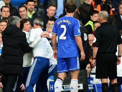 Ruiz Faria encarándose con el árbitro Mike Dean, con Mourinho a su espalda durante el partido contra el Sunderland 
