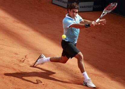 Federer devuelve una pelota durante el Master Seires de Hamburgo 2008.