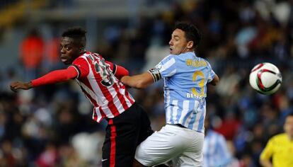 Williams y Weligton pelean por un balón.